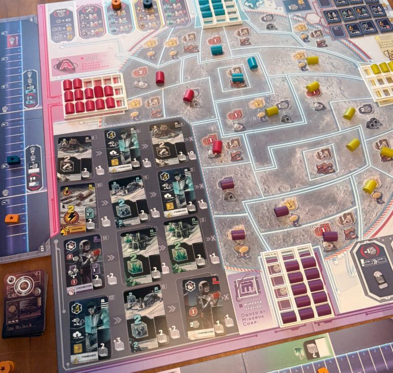 Brettspiel mit buntem Spielplan, Figuren und verschiedenen Karten auf einem Tisch.