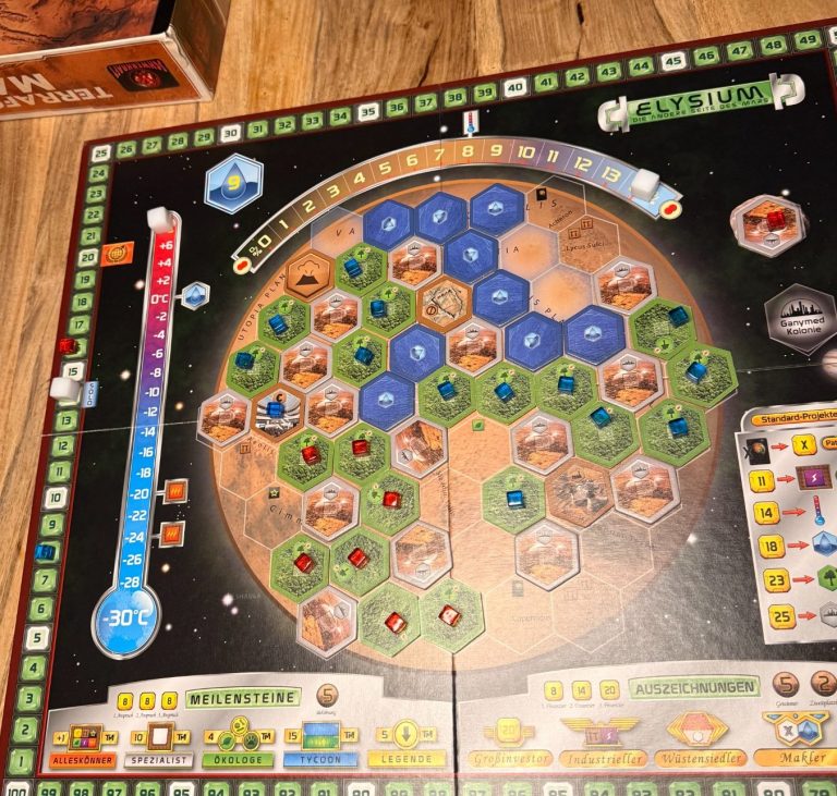 Brettspiel-Setup mit mehreren Spielbereichen und Karten auf einem Tisch.