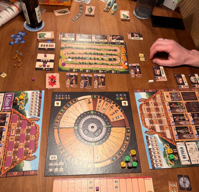 Brettspiel mit bunten Spielfiguren, Ressourcen und Siegpunkt-Übersicht.