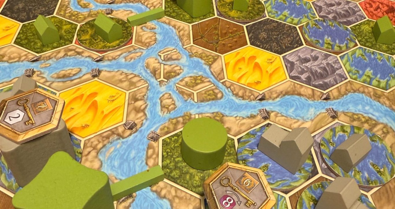 Brettspiel mit hexagonalen Feldern, Wasserwegen und verschiedenen Ressourcen.
