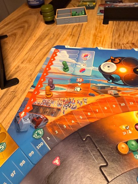 Brettspiel mit bunten Spielsteinen und einem strategischen Layout auf einem Tisch.