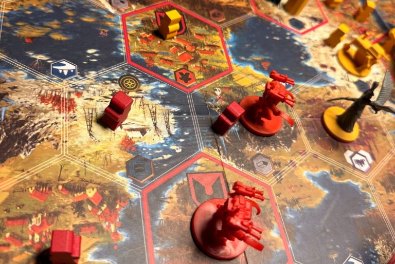 Brettspiel mit strategischen Figuren in Rot und Gelb auf einer detailreichen Landkarte.