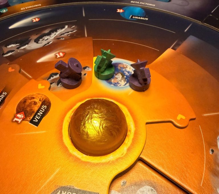 Brettspiel mit bunten Spielfiguren auf einem orangefarbenen Spielbrett.