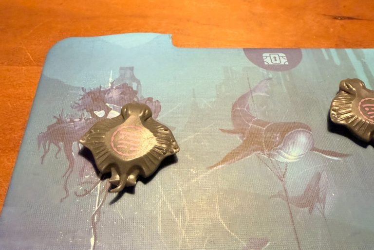 Das Brettspiel zeigt verschiedene Tiere und Monster der Tiefsee.