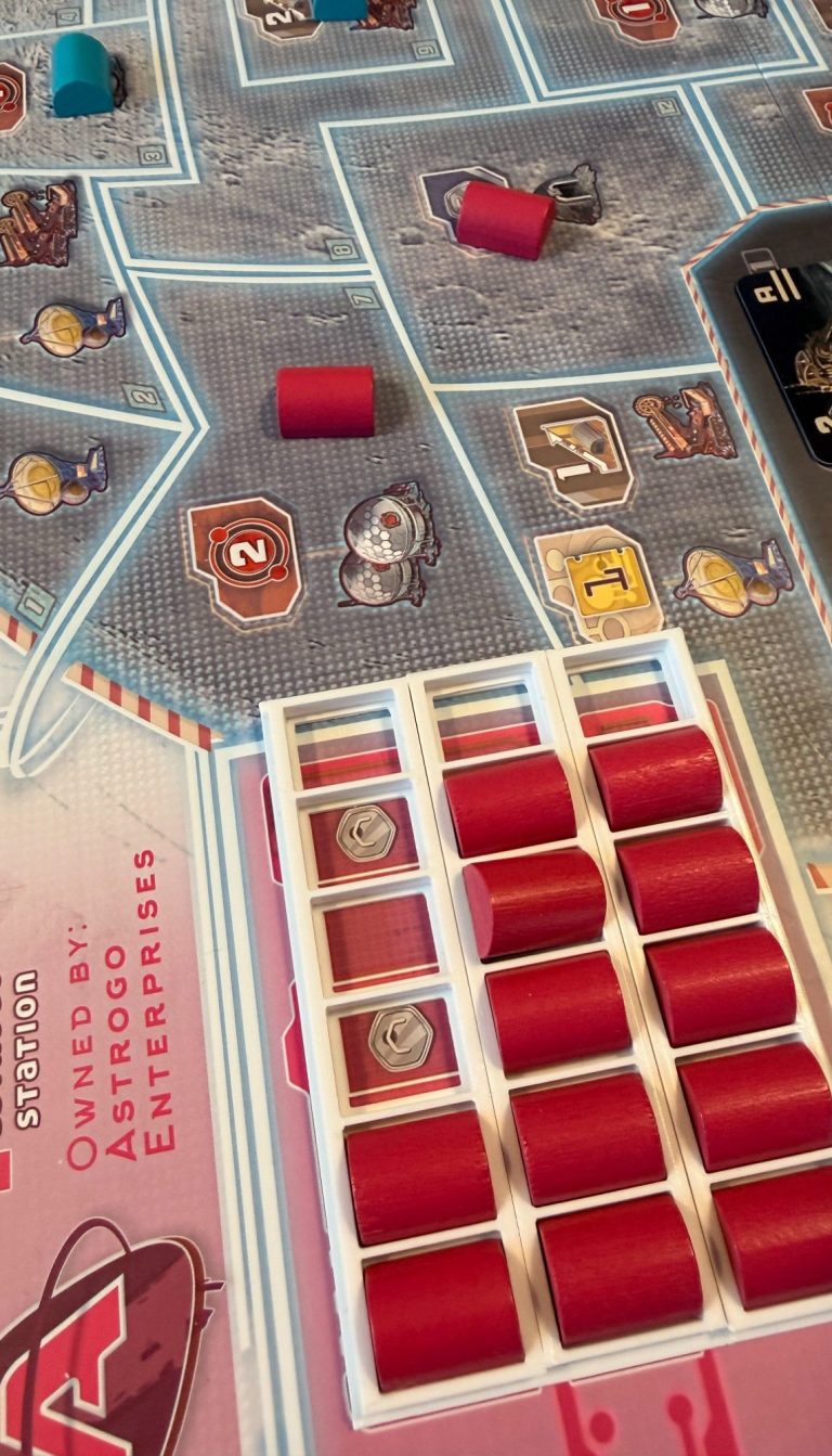 Brettspielansicht mit roten Würfeln und Spielfiguren auf einem Spielbrett.