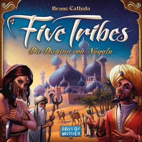 Spielcover von "Five Tribes" mit mystischen Figuren und einer orientalischen Stadt im Hintergrund.
