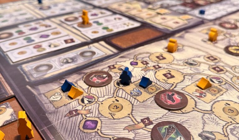 Brettspiel mit bunten Spielfiguren auf einem detaillierten Spielbrett.