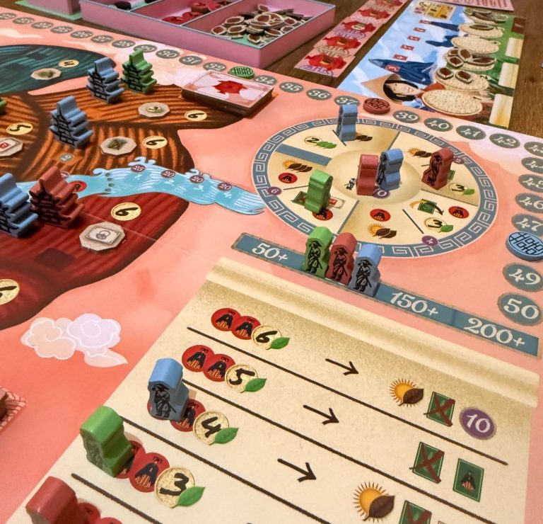 Brettspiel mit bunten Spielfiguren, Ressourcen und Siegpunkt-Übersicht.