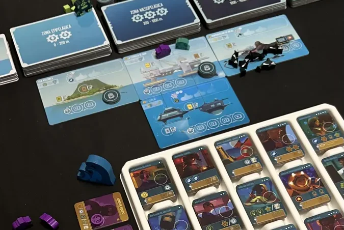 Modularer Spielaufbau macht Endeavor aus Brettspiel mit Karten, Spielsteinen und einer Spielübersicht auf einem Tisch.